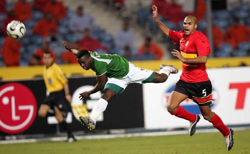 尤文航班延误，挪威当地球迷抓紧机会在机场与他们合影留念（尤文航班误点，挪威球迷趁机在机场合影）