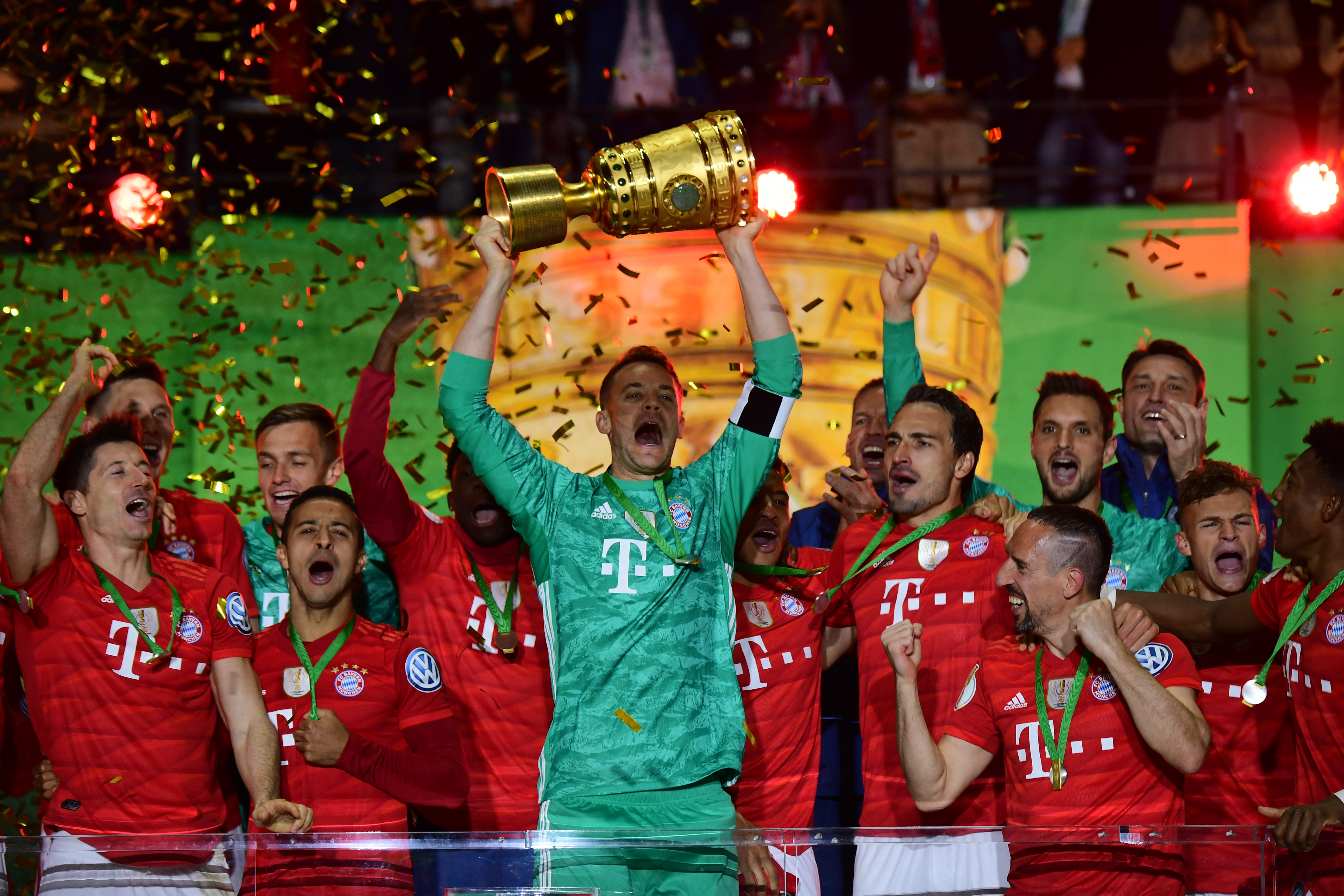 纳格尔斯曼与女友参加马拉松节目，呼吁为慈善活动捐款（纳格尔斯曼携女友亮相马拉松节目，号召为公益募捐）