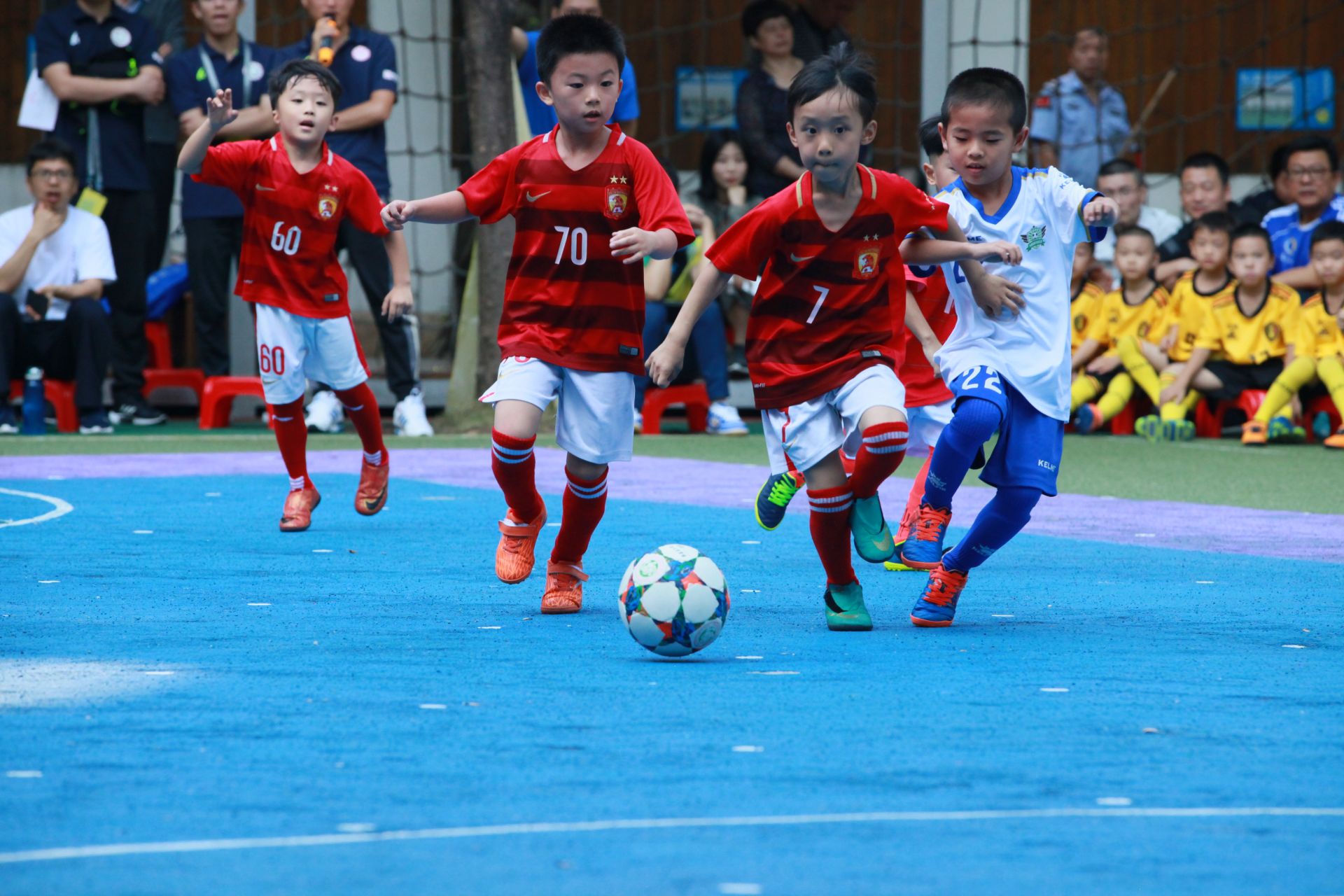 官方：浦项铁人与36岁老将中场奇诚庸续约一年（浦项铁人官宣：36岁中场老将奇诚庸续约一年）