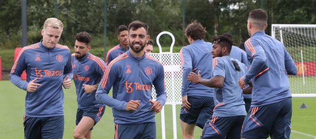 CBA：深圳男篮三分火力全开 主场击败上海（CBA：深圳三分雨倾盆，主场力克上海男篮）