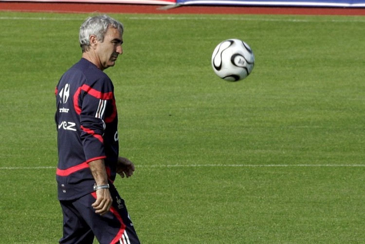 拜仁官方：后卫博埃因病缺席与斯图加特的比赛（拜仁通报：博埃因病无缘对阵斯图加特）