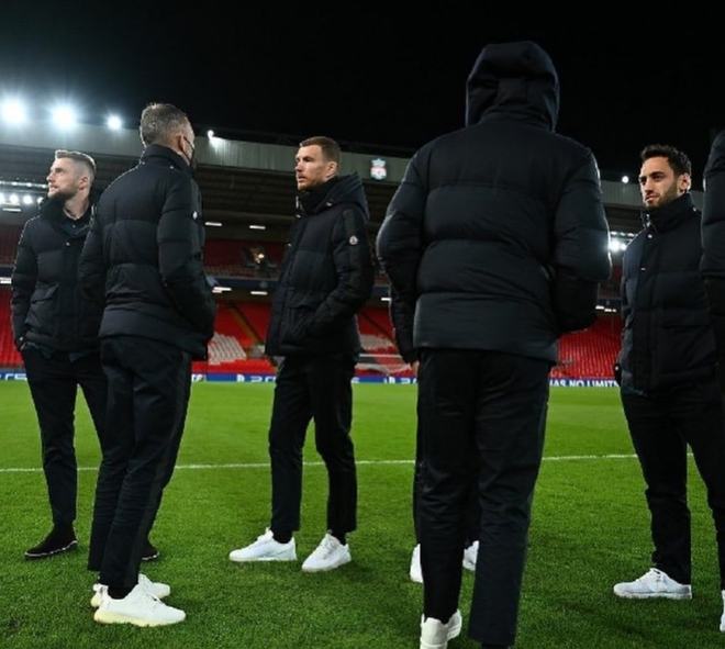 20岁新星独自撑起AC米兰左路走廊：力压S2，英超球会争相抢购他（20岁天才独挑AC米兰左翼重任：表现盖过S2，英超诸强竞相报价）