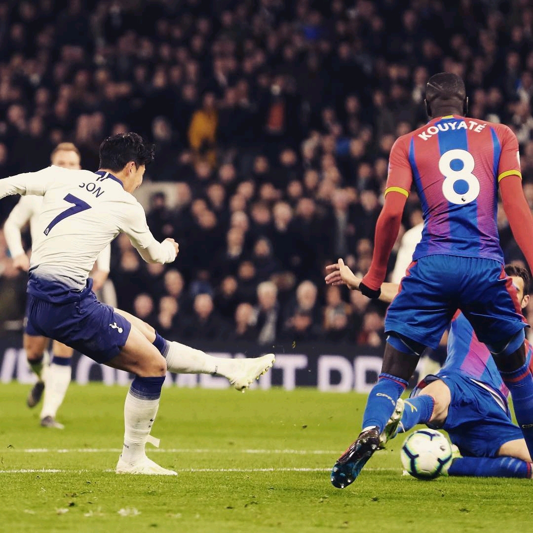 维尼修斯社媒秀恩爱：球场上风驰电掣，女友身边秒变俏皮男孩（维尼修斯社媒晒恩爱：赛场飞驰如电，女友身边瞬间变身俏皮男孩）